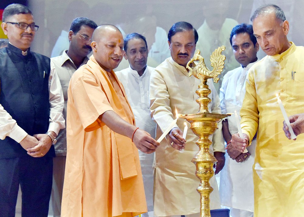 UPCM गौतमबुद्ध विश्वविद्यालय के शैक्षणिक सत्र 2018-19 का दीप प्रज्जवलित कर शुभारम्भ करते हुए