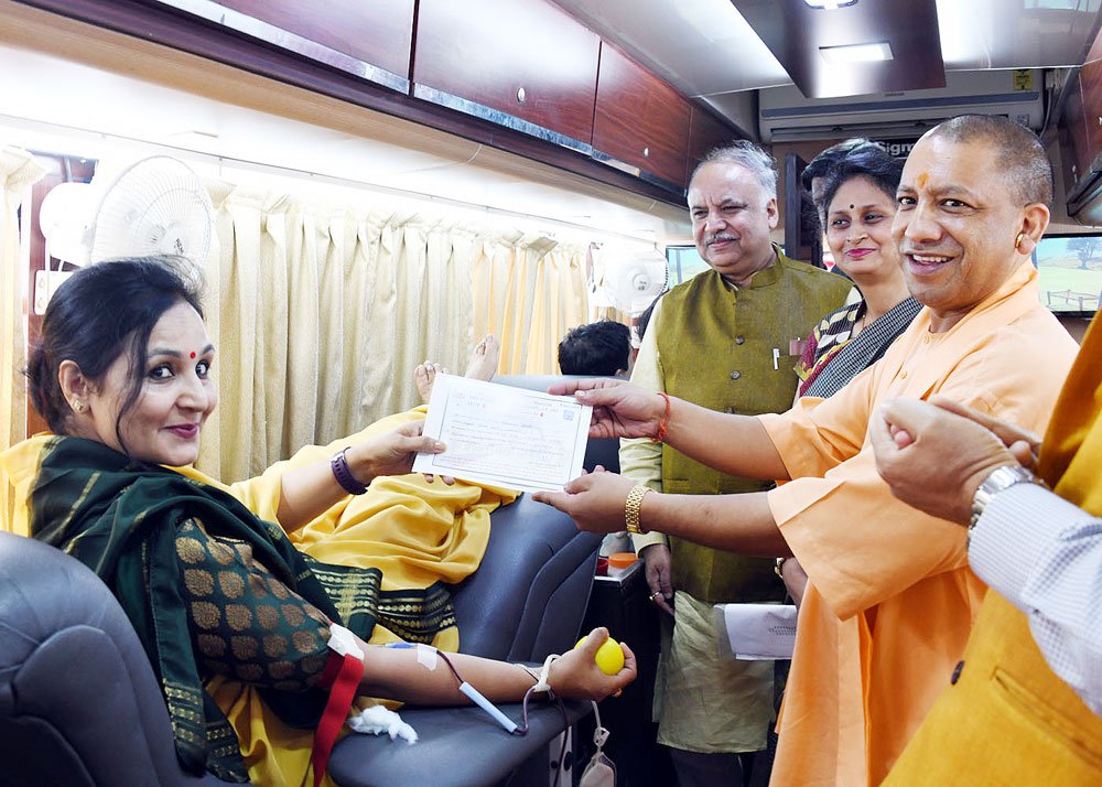 UPCM स्वैच्छिक रक्तदान करने वाले रक्तदाताओं को प्रशस्ति पत्र देकर सम्मानित करते हुए