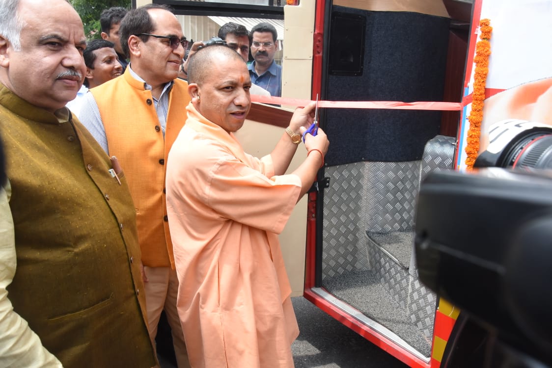 UPCM ब्लड डोनर मोबाइल वैन का शुभारम्भ करते हुए