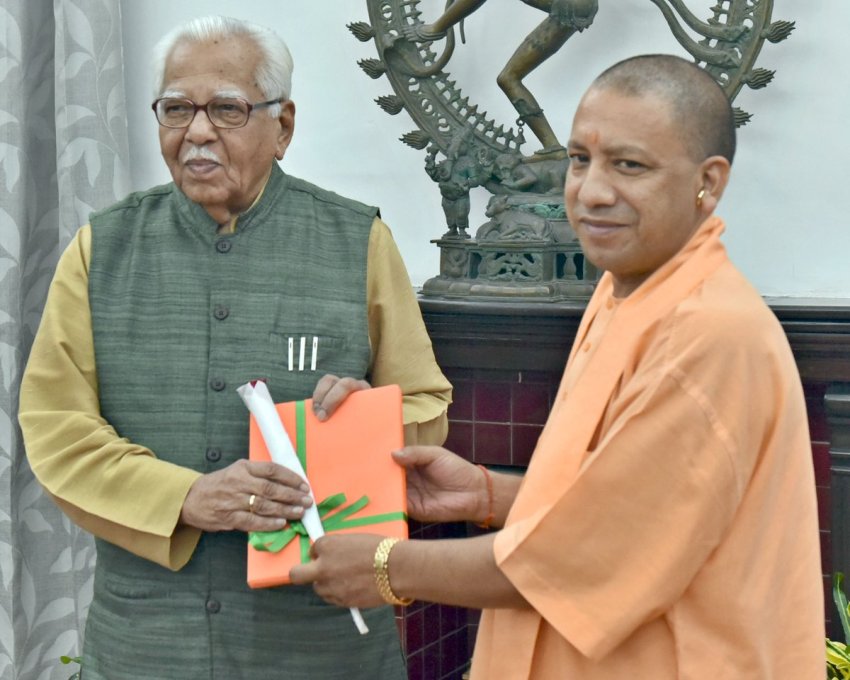 UPCM राजभवन में राज्यपाल से मुलाकात और पुष्प भेंट करते हुए