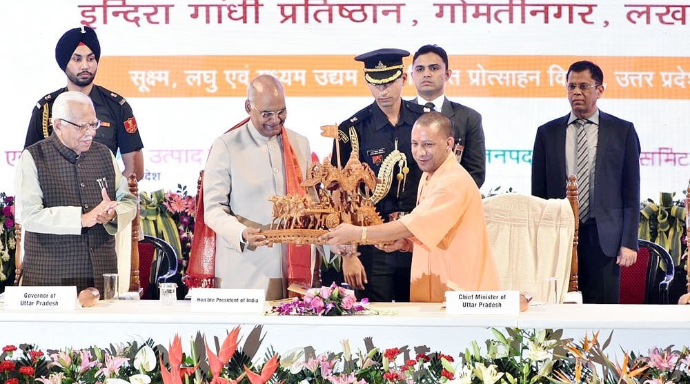 UPCM राष्ट्रपति को शाॅल और स्मृति चिन्ह भेंट करते हुए