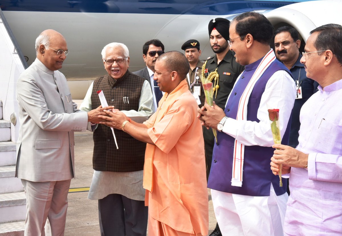 UPCM और राज्यपाल लखनऊ एअरपोर्ट पर राष्ट्रपति रामनाथ कोविंद का स्वागत करते हुए