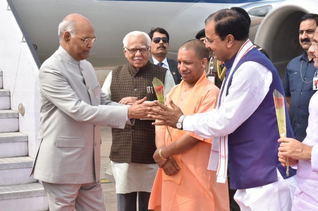 UP_Dy_CM केशव प्रसाद मौर्य राष्ट्रपति रामनाथ कोविंद का लखनऊ एअरपोर्ट पर स्वागत करते हुए