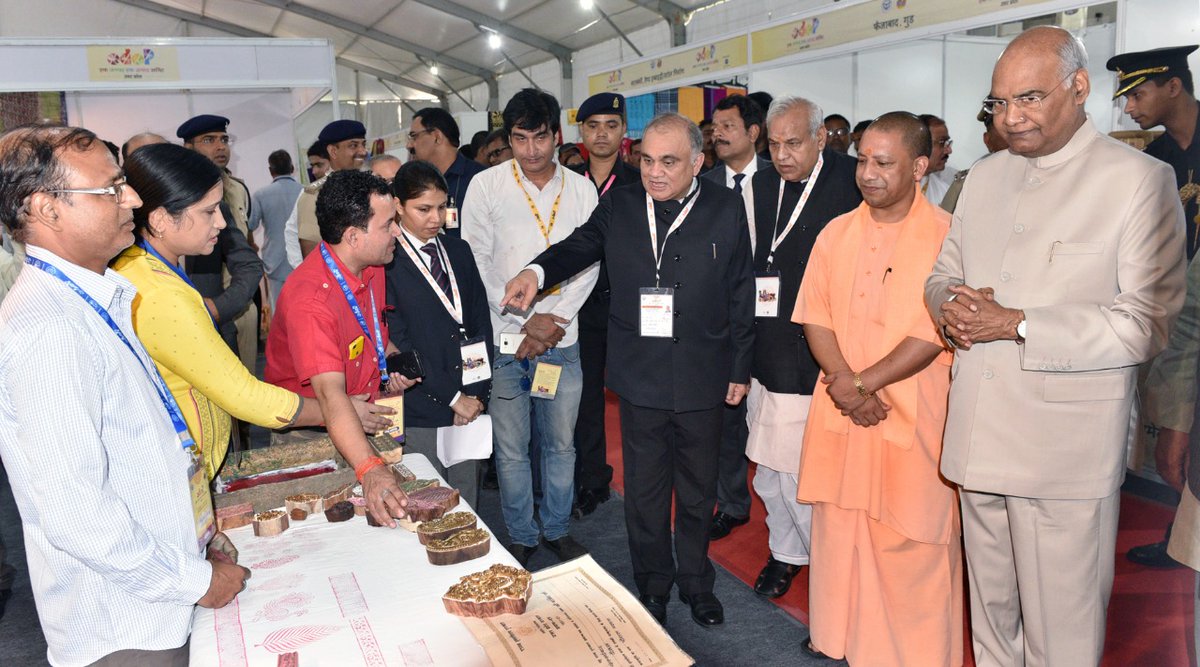 UPCM, राष्ट्रपति रामनाथ कोविंद, राज्यपाल राम नाईक और मुख्य सचिव 'O.D.O.P.-समिट' में लगी प्रदर्शनी का अवलोकन करते हुए