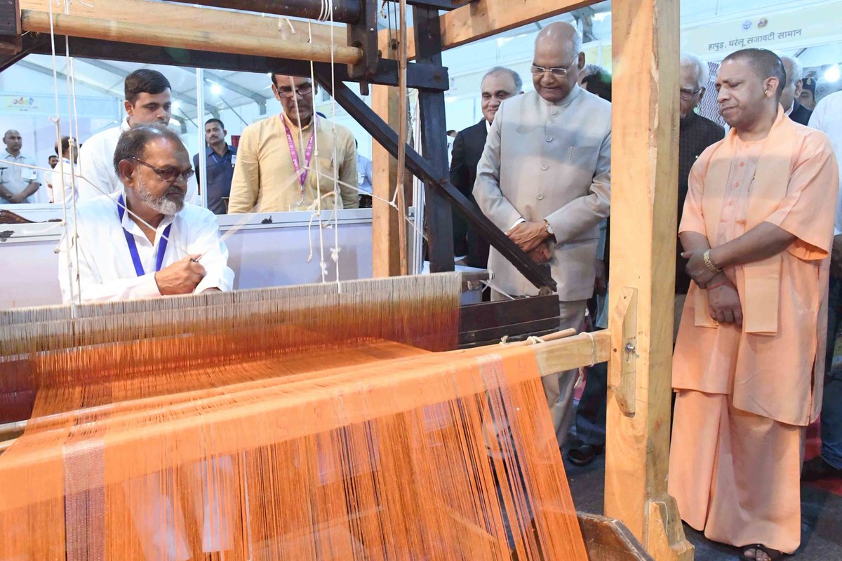 UPCM राष्ट्रपति रामनाथ कोविंद, राज्यपाल राम नाईक और मुख्य सचिव के साथ 'O.D.O.P.-समिट' में लगी प्रदर्शनी का अवलोकन करते हुए