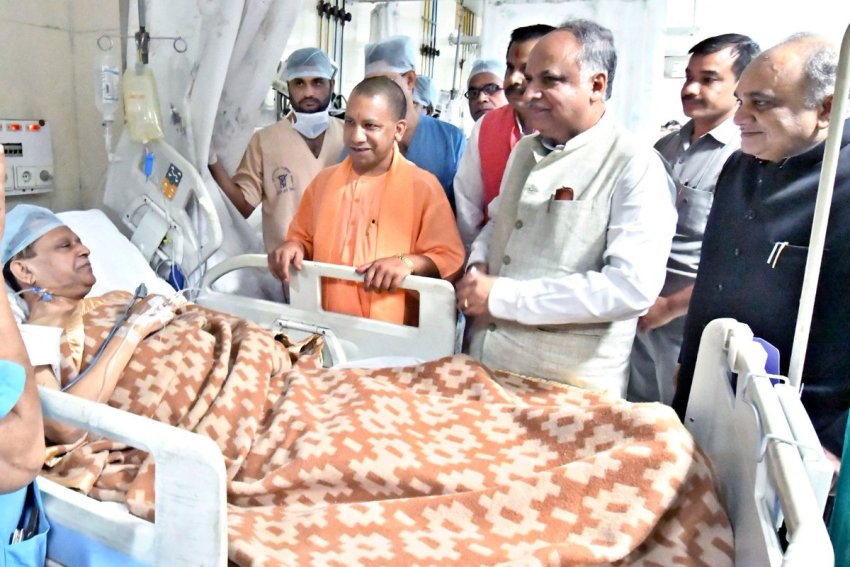 UPCM PGI में भर्ती ग्रामीण अभियंत्रण सेवा मंत्री राजेंद्र प्रताप सिंह से मुलाकात करते हुए