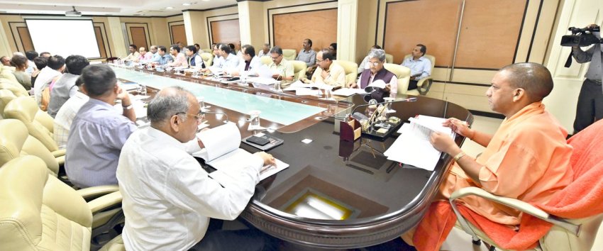 UPCM वृक्षारोपण अभियान को सफल बनाने के लिए अधिकारियों को निर्देश देते हुए