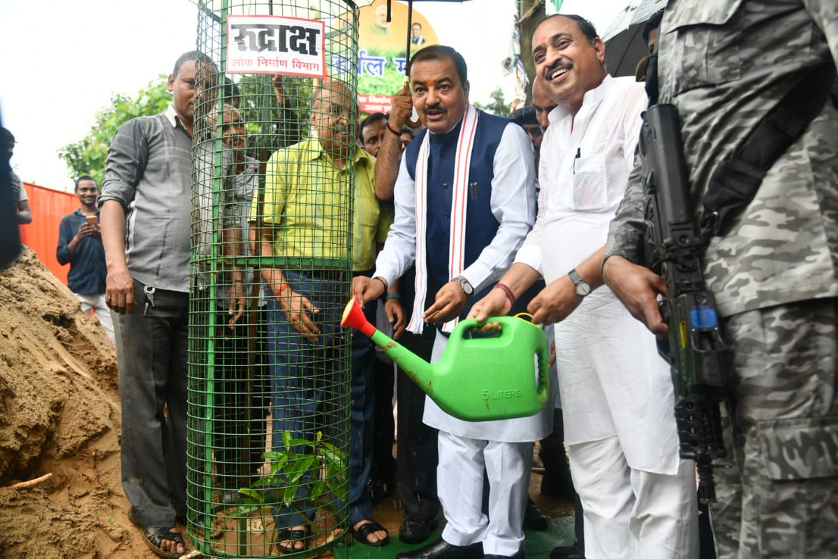UP_Dy_CM केशव प्रसाद मौर्य और लोक निर्माण विभाग के अधिकारियों भी वृक्षारोपण करते हुए