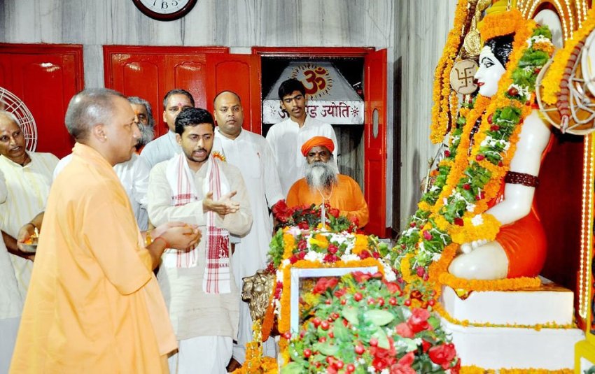 UPCM गोरखपुर प्रवास के दौरान गोरखनाथ मंदिर परिसर में दर्शन और पूजा करते हुए
