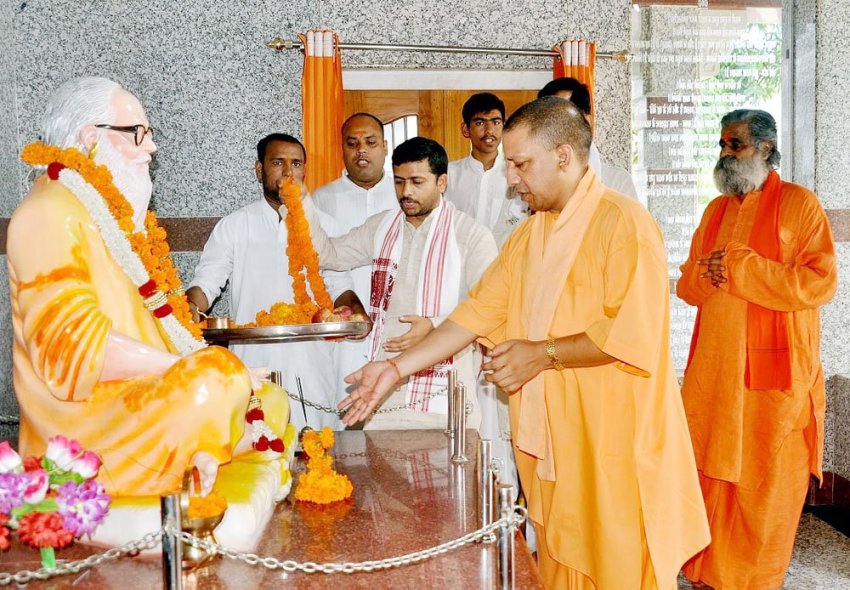 UPCM गोरखपुर प्रवास के दौरान गोरखनाथ मंदिर परिसर में दर्शन और पूजा करते हुए