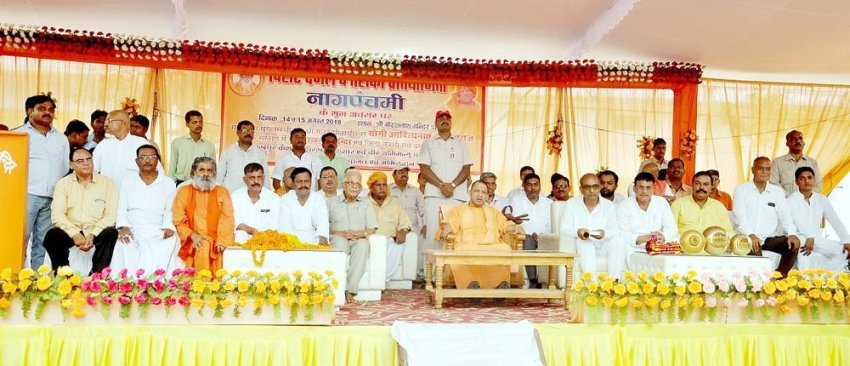 UPCM गोरखनाथ मंदिर में आयोजित परम्परागत दंगल और तैराकी प्रतियोगिता में शामिल हुए