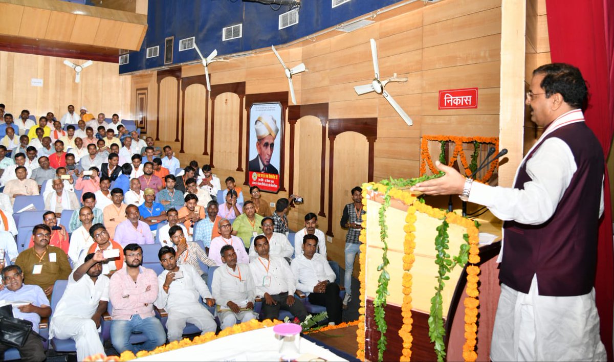 UP_Dy_CM BJP पिछड़ा वर्ग मोर्चा द्वारा आयोजित सामाजिक प्रतिनिधि बैठक में आये प्रतिनिधियों को संबोधित करते हुए