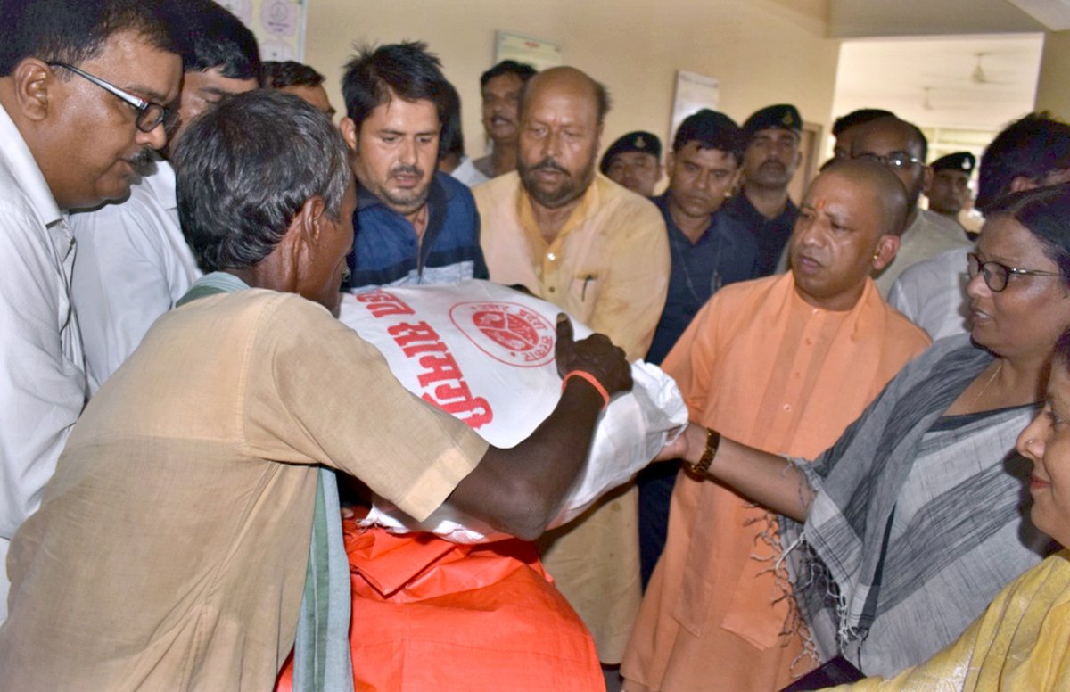 UPCM बाढ़ प्रभावित विभिन्न जनपदों राहत सामग्री देते हुए 