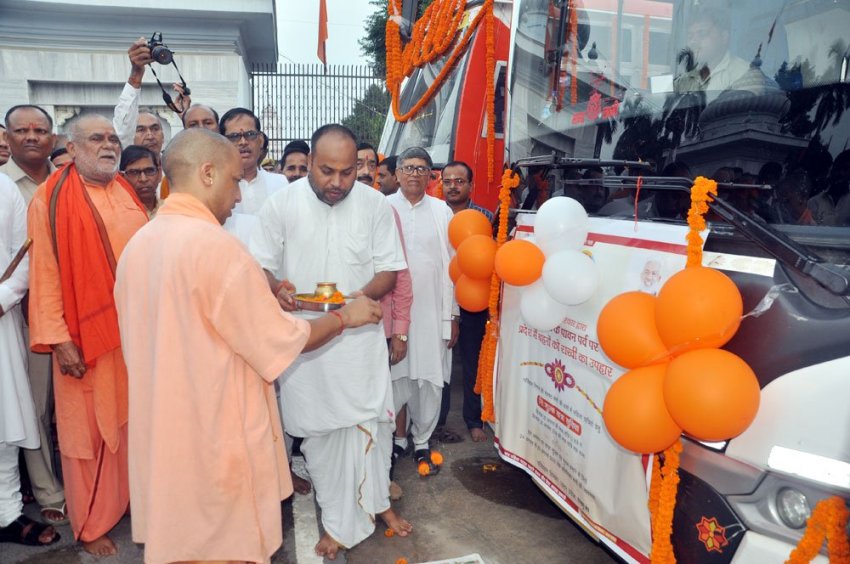 UPCM परिवहन निगम की समस्त श्रेणी की बसों में रक्षाबंधन के पावन पर्व पर महिला यात्रियों के लिए निःशुल्क यात्रा की सुविधा प्रदान की और परिवहन निगम की बसों को गोरखनाथ मंदिर परिसर से हरी झंडी दिखा कर रवाना किया
