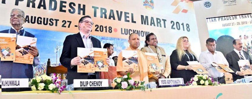 UPCM ‘UP-अ न्यू ग्रोथ ड्राइवर आॅफ टूरिज्म इन्वेस्टमेंट इन इण्डिया’ और ‘उत्तर प्रदेश अकाॅन्गलोमेरेशन आॅफ कल्चर, रिलीजियस एण्ड हेरिटेज टूरिज्म’ पुस्तक का विमोचन करते हुए