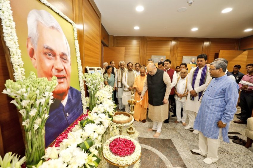 अमित शाह BJP HEAD OFFICE DELHI में सभी बीजेपी शासित राज्यों के मुख्यमंत्रियों और उपमुख्यमंत्री के साथ एक दिवसीय बैठक में मुख्यमंत्री परिषद का उद्घाटन करते हुए