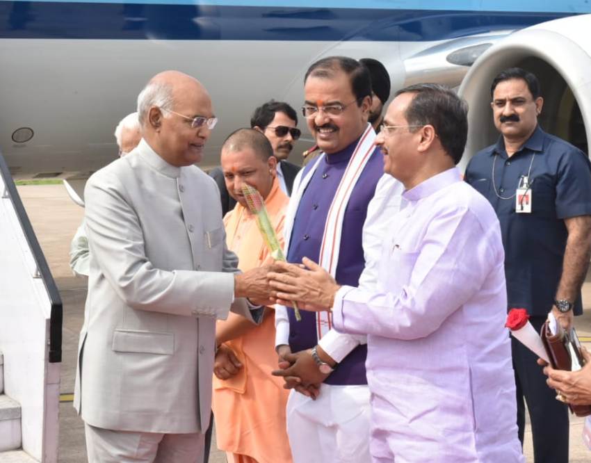 UP_Dy_CM डॉ. दिनेश शर्मा राष्ट्रपति रामनाथ कोविंद का लखनऊ एअरपोर्ट पर स्वागत करते हुए