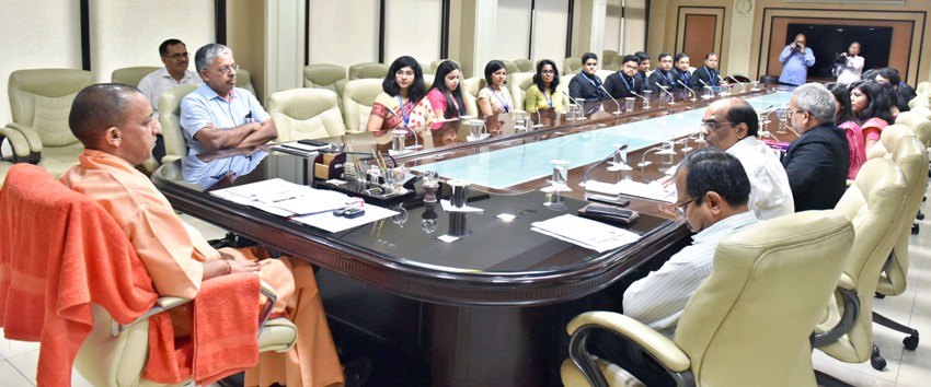 UPCM अधिकारियों को सम्बोधित करते हुए