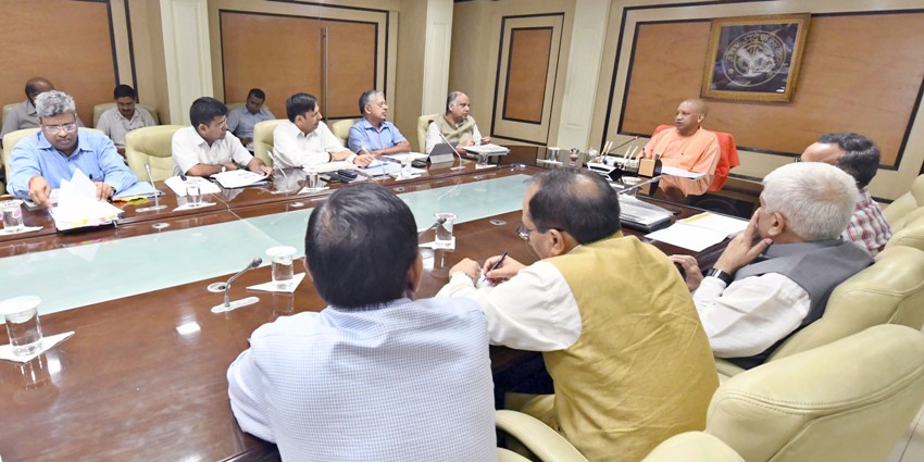 UPCM बैठक के दौरान चिकित्सा शिक्षा की जनकल्याणकारी योजनाओं एवं कार्यक्रमों की प्रगति की समीक्षा बैठक करते हुए