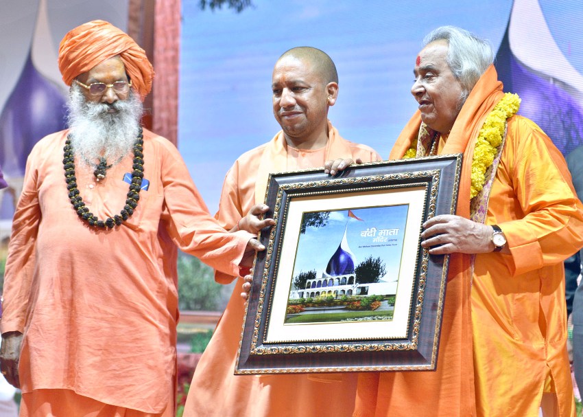 UPCM का स्वागत शाॅल और स्मृति चिन्ह के रूप में बन्दी माता के प्रस्तावित मन्दिर का छाया चित्र भेंट करते हुए