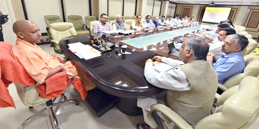 UPCM शास्त्री भवन में चिकित्सा शिक्षा विभाग के अन्तर्गत पांच जिला अस्पतालों (फेज-1) को मेडिकल काॅलेजों के रूप में उच्चीकृत करने के लिए कराये जा रहे निर्माण कार्यों की प्रगति की समीक्षा बैठक करते हुए