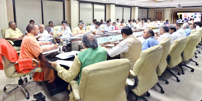 UPCM वीडियो काॅन्फ्रेंसिंग के माध्यम से 'सांसद आदर्श ग्राम' योजना की समीक्षा बैठक करते हुए