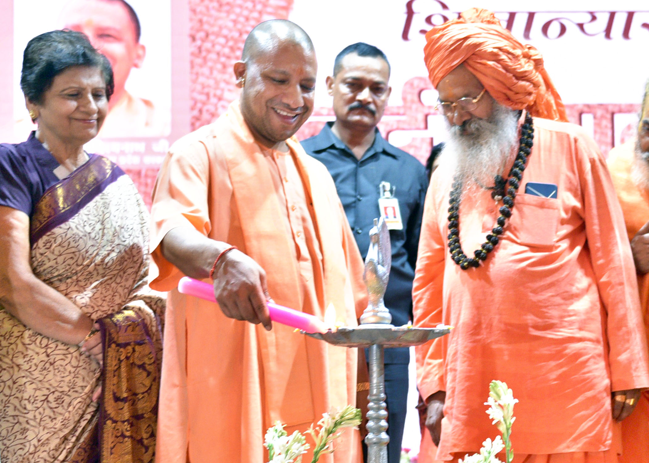 UPCM दीप प्रज्ज्वलित कर कार्यक्रम का शुभारम्भ करते हुए