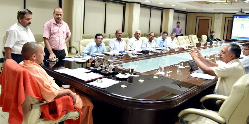 UPCM सचिवालय प्रशासन विभाग के कार्याें की समीक्षा बैठक करते हुए