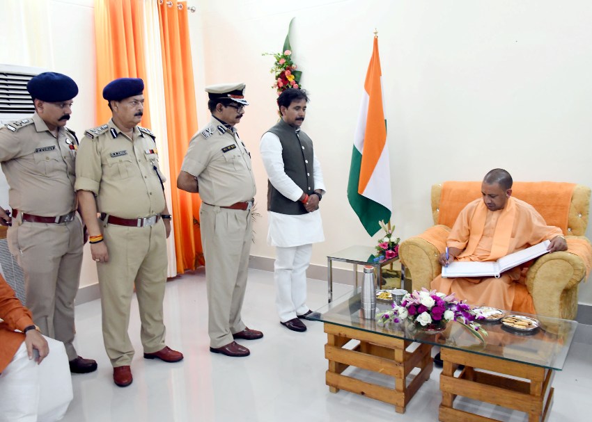 UPCM का होमगार्ड्स राज्य मंत्री (स्वतंत्र प्रभार) अनिल राजभर स्वागत और अभिनन्दन करते हुए