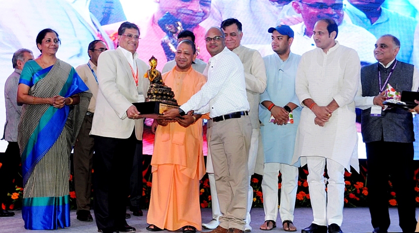 UPCM को UP-डिफेन्स इण्डस्ट्रियल कॉरिडोर इन्वेस्टर्स समिट में स्मृति भेंट करते हुए