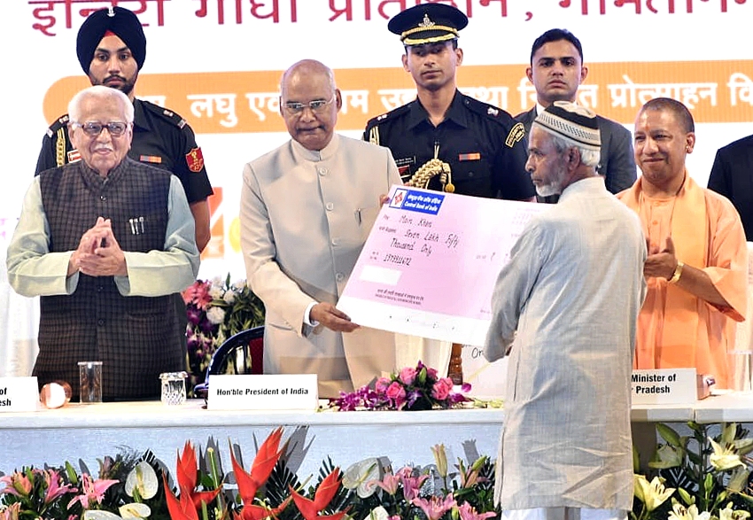 राष्ट्रपति लाभार्थियों को टूल किट और O.D.O.P. ऋण चेक भी वितरित करते हुए