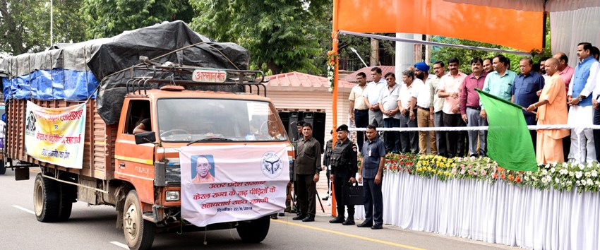 UPCM केरल राज्य के बाढ़ प्रभावितों के सहायतार्थ राहत सामग्री से भरे 25 वाहनों को झण्डी दिखाकर रवाना करते हुए