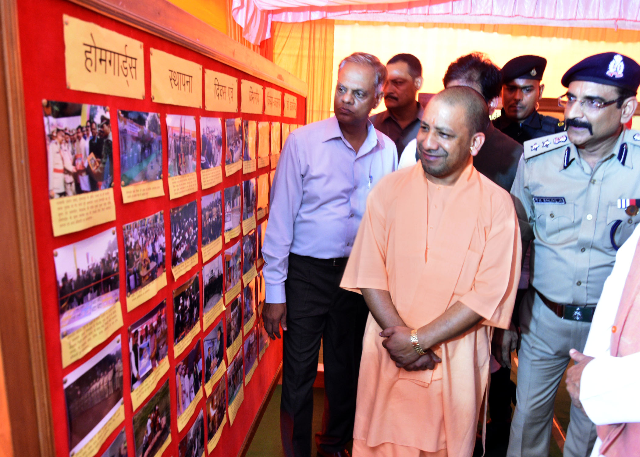 UPCM होमगार्ड्स संगठन के कार्याें और उपलब्धियों पर आधारित फोटो प्रदर्शनी का अवलोकन करते हुए