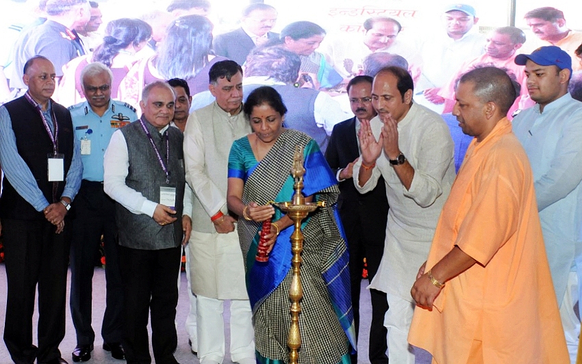 केन्द्रीय रक्षा मंत्री UP-डिफेन्स इण्डस्ट्रियल कॉरिडोर इन्वेस्टर्स समिट का शुभारम्भ करती हुई