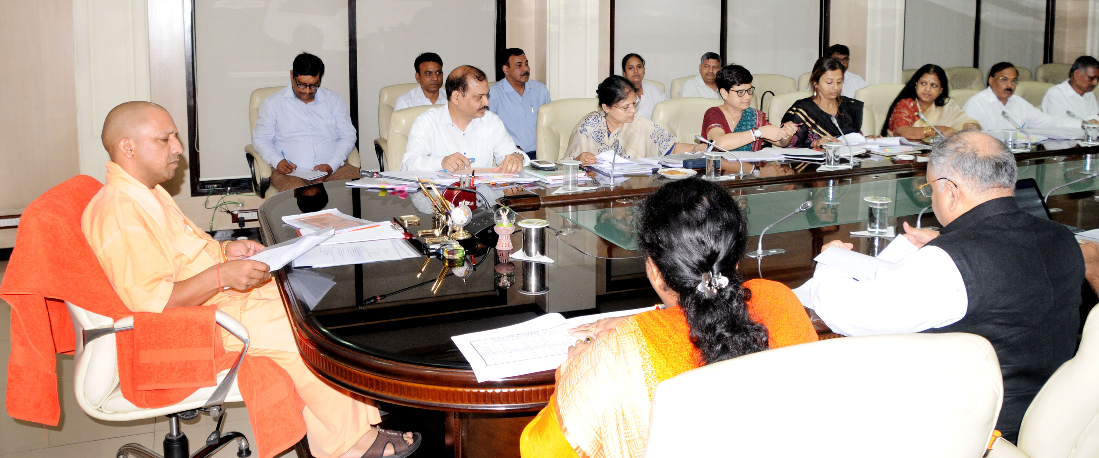 UPCM राजस्व विभाग के प्रस्तुतिकरण के दौरान अधिकारियों को सम्बोधित करते हुए