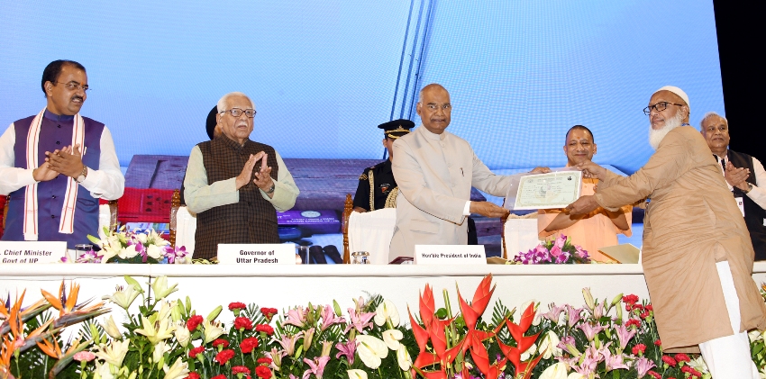 राष्ट्रपति लाभार्थियों को टूल किट और O.D.O.P. ऋण चेक भी वितरित करते हुए