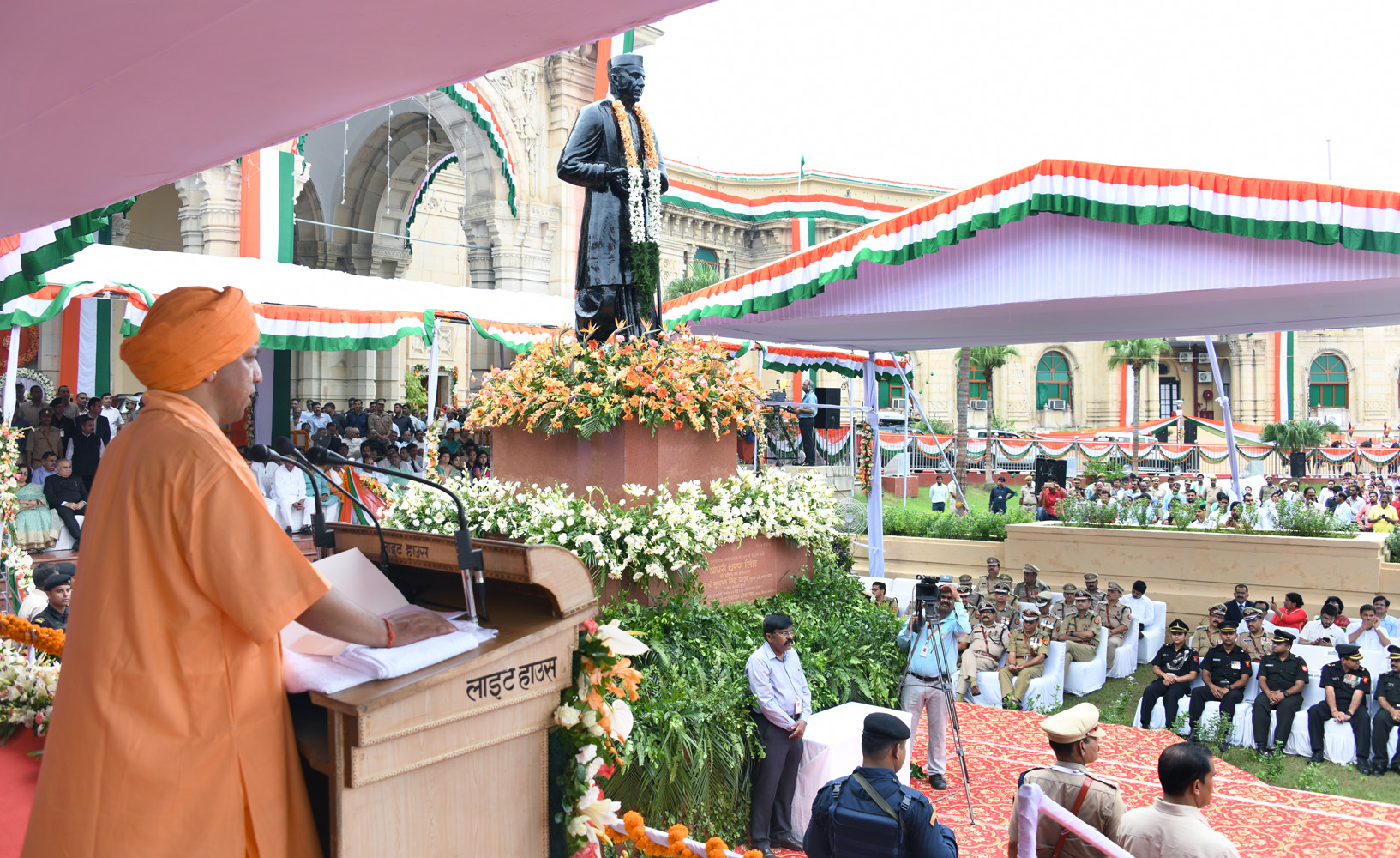 UPCM स्वतंत्रता दिवस पर विधान भवन के मुख्य द्वार पर ध्वजारोहण के बाद कार्यक्रम को संबोधित करते हुए