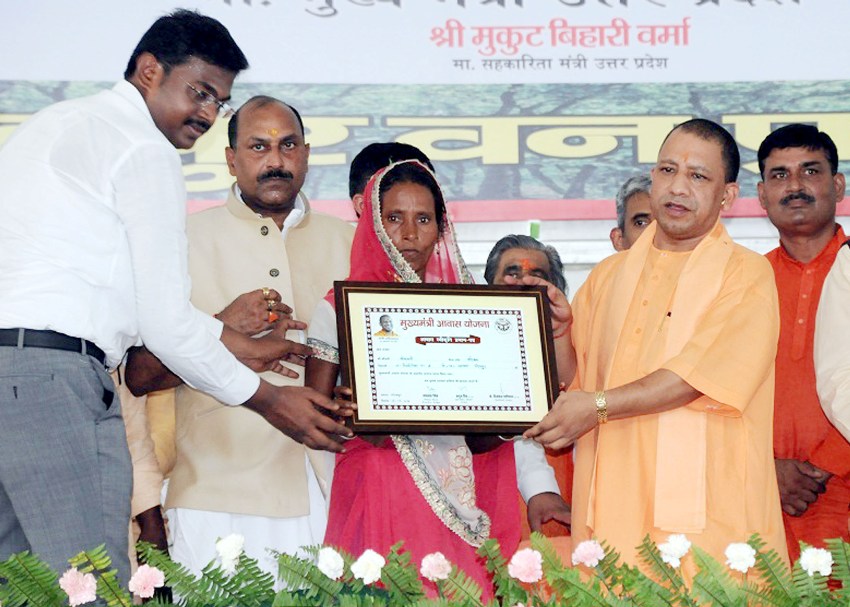 UPCM कुसमही वन में मुख्यमंत्री आवास योजना के लाभार्थियों को प्रमाण-पत्र प्रदान करते हुए