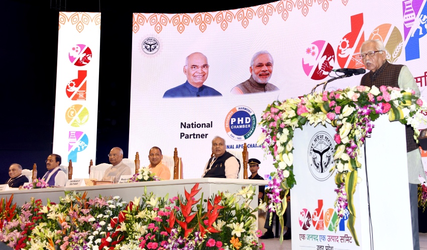 उत्तर प्रदेश के राज्यपाल राम नाईक कार्यक्रम को सम्बोधित करते हुए 