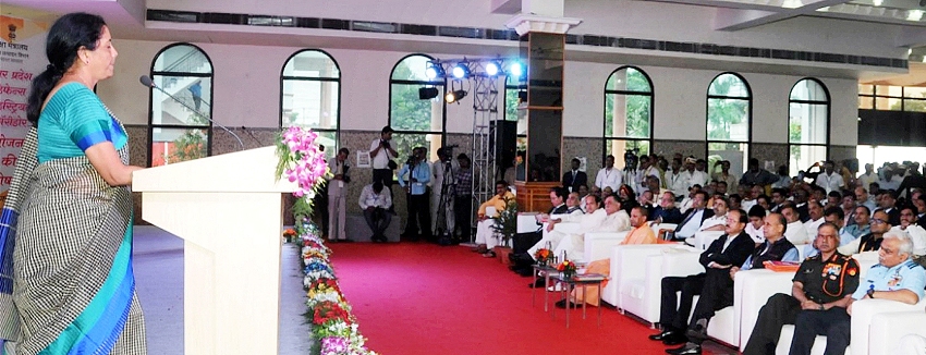 केन्द्रीय रक्षा मंत्री निर्मला सीतारमण  अलीगढ़ में UP-डिफेन्स इण्डस्ट्रियल कॉरिडोर इन्वेस्टर्स समिट को संबोधित करती हुईं