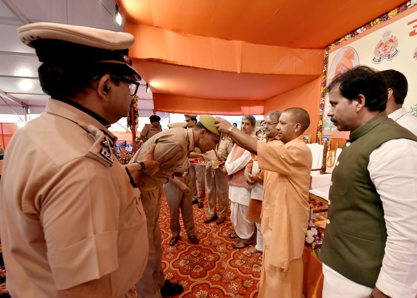 UPCM होमगार्ड्स स्वयंसेवकों और अवैतनिक अधिकारियों को विभागीय पदक से सम्मानित करते हुए