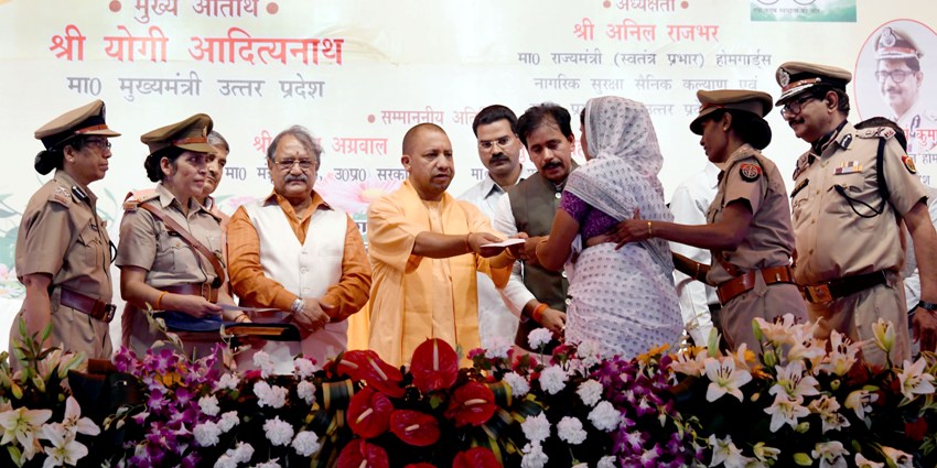 UPCM होमगार्ड्स के मृतक आश्रितों को आर्थिक सहायता के चेक प्रदान करते हुए