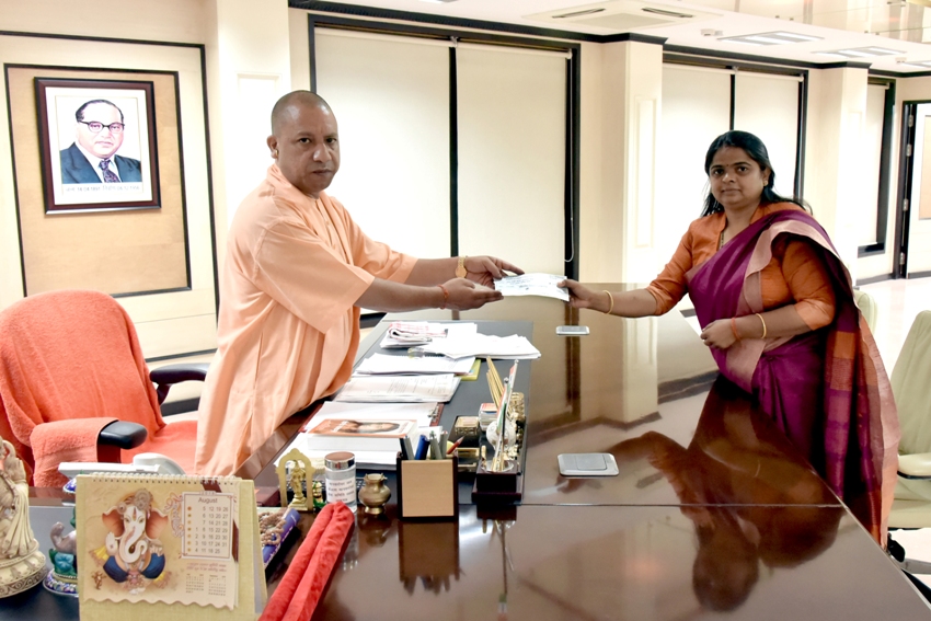 UPCM से चौरी-चौरा की विधायक संगीता यादव मुलाकात की और केरल के बाढ़ पीड़ितों की मदद के लिए एक लाख रुपये का चेक सौंपा