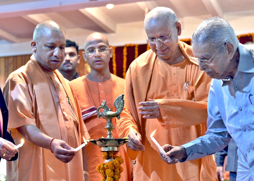 UPCM विवेकानन्द पाॅलीक्लीनिक एवं आयुर्विज्ञान संस्थान में आयोजित कार्यक्रम का दीप प्रज्ज्वलित कर शुभारम्भ करते हुए