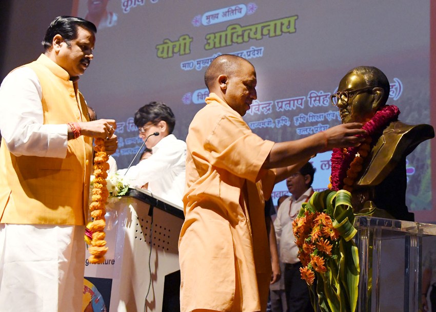 UPCM बाबा साहब डाॅ. आंबेडकर की प्रतिमा पर माल्यार्पण कर कार्यक्रम का शुभारम्भ करते हुए