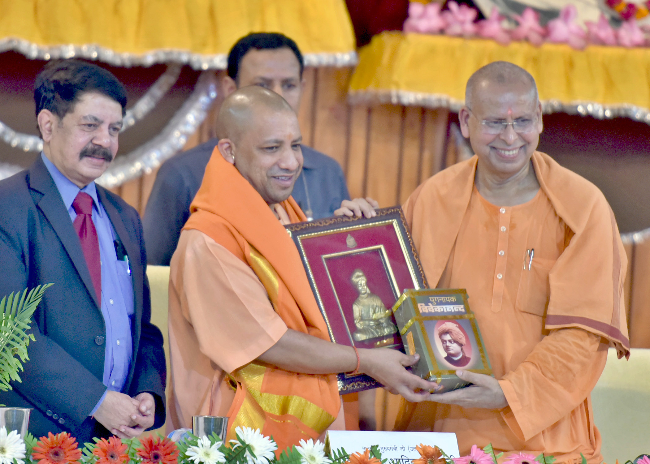 UPCM को स्वामी विवेकानन्द की स्मृति भेंट करते हुए
