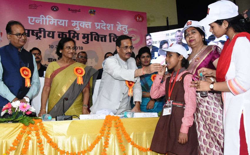 UP_Dy_CM डॉ. दिनेश शर्मा बच्चों को एलबेंडाजाॅल की गोली खिलाकर अभियान का उद्घाटन करते हुए