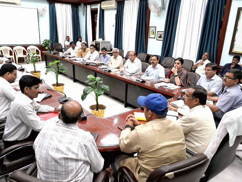 UP_Dy_CM ने शिक्षामित्रों, अंशकालिक अनुदेशकों, उर्दू अध्यापकों, B.Ed और TET के अभ्यर्थियों के प्रतिनिधिमंडल के साथ बैठक की
