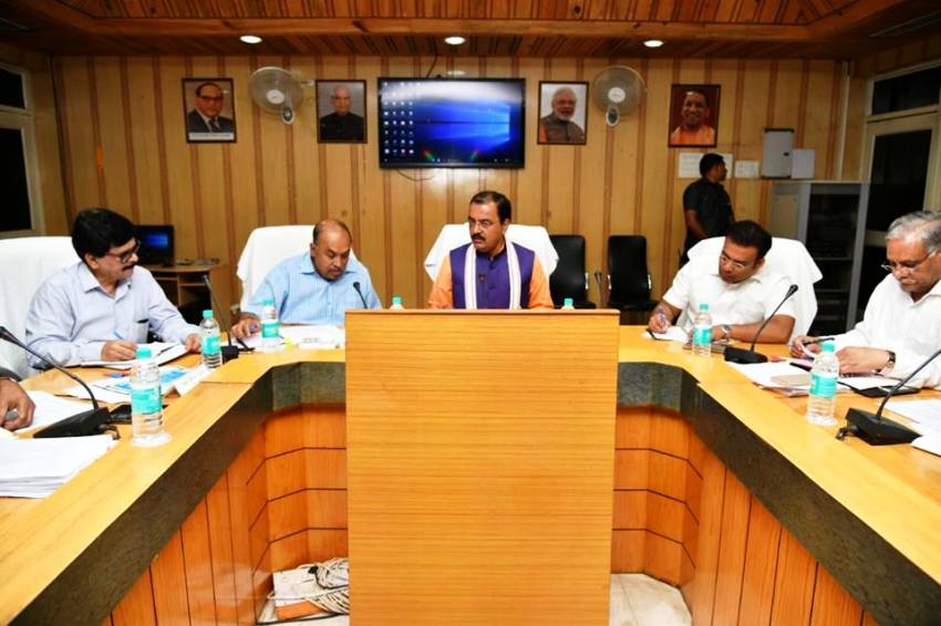 UP_Dy_CM ने PWD के अधिकारियों के साथ विभागीय कार्यों की समीक्षा बैठक करते हुए