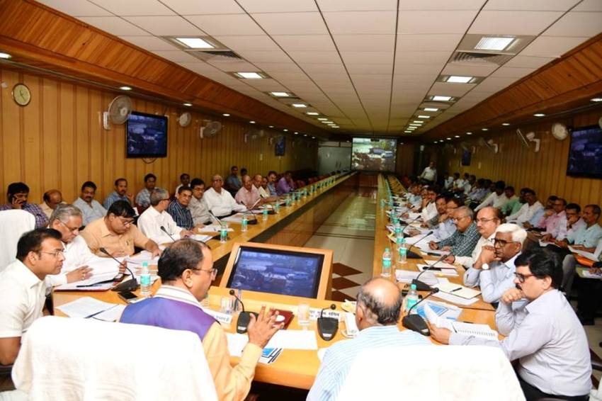 UP_Dy_CM सेतु निगम के कार्यों की समीक्षा करते हुये